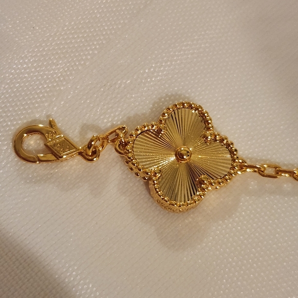 Golden Four Leaf Clover Bracelet - Picture 4 of 4